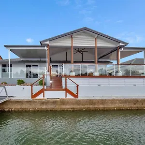  Holiday home Stunning 4br House With Pool & Waterfront View Australia